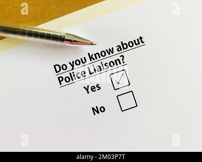 Eine Person beantwortet die Frage nach Protest und sozialer Bewegung. Er weiß von der Polizeiverbindung. Stockfoto