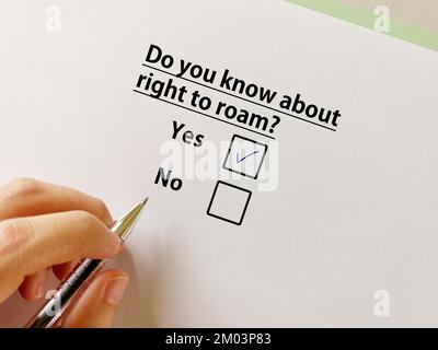 Eine Person beantwortet die Frage nach Protest und sozialer Bewegung. Er weiß, wie man umherstreift. Stockfoto