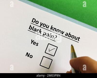 Eine Person beantwortet die Frage nach Protest und sozialer Bewegung. Er weiß von schwarzem Schmerz. Stockfoto