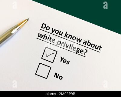 Eine Person beantwortet die Frage nach Protest und sozialer Bewegung. Er weiß von weißen Privilegien. Stockfoto