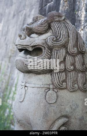 Die Steinskulptur des Löwen Shisa in Okinawa verbrannte das schloss Shuri Stockfoto