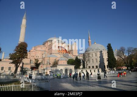 ISTANBUL, TÜRKEI - NOVEMBER 18: Hagia Sophia (Ayasofya) im Bezirk Sultanahmet am 18. November 2020 in Istanbul, Türkei. Stockfoto