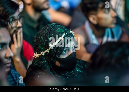 Dhaka, Bangladesch. 04.. Dezember 2022. Eine Frau, die das Fußballspiel zwischen Argentinien und Australien sieht. (Endergebnisse; Argentinien 2-1 Australien). Kredit: SOPA Images Limited/Alamy Live News Stockfoto