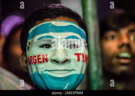 Dhaka, Bangladesch. 04.. Dezember 2022. Argentinischer Fußballfan trägt eine Maske, während er das Fußballspiel zwischen Argentinien und Australien sieht. (Endergebnisse; Argentinien 2-1 Australien). Kredit: SOPA Images Limited/Alamy Live News Stockfoto