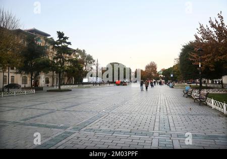 ISTANBUL, TÜRKEI - NOVEMBER 18: Sultanahmet Hippodrome Square im Eminonu District am 18. November 2020 in Istanbul, Türkei. Stockfoto