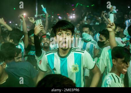 Dhaka, Bangladesch. 04.. Dezember 2022. Argentinische Fußballfans feiern bei der Weltmeisterschaft das Siegerspiel ihrer Mannschaft gegen Australien. (Endergebnisse; Argentinien 2-1 Australien). Kredit: SOPA Images Limited/Alamy Live News Stockfoto