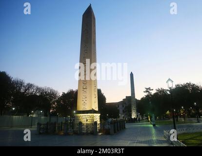 Obelisk hinter dem von Mauern umgebenen Obelisken auf dem Sultanahmet Hippodrome Square im Eminonu District in Istanbul, Türkei. Stockfoto