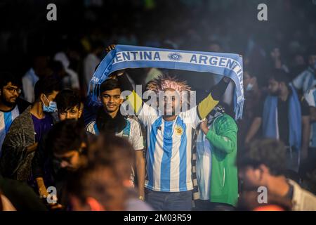 Dhaka, Bangladesch. 04.. Dezember 2022. Argentinische Fußballfans reagieren auf das Fußballspiel zwischen Argentinien und Australien. (Endergebnisse; Argentinien 2-1 Australien). (Foto: Sazzad Hossain/SOPA Images/Sipa USA) Guthaben: SIPA USA/Alamy Live News Stockfoto