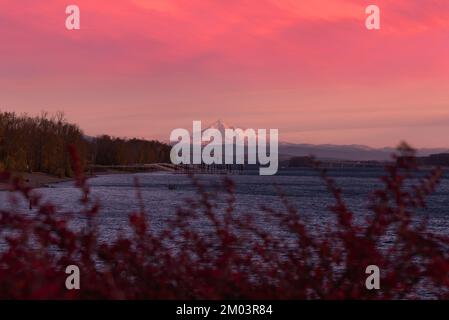 Leuchtender rosa Sonnenuntergang über schneebedeckten Berg- und Flusslandschaft, Mt Hood Oregon ab Vancouver Washington Stockfoto