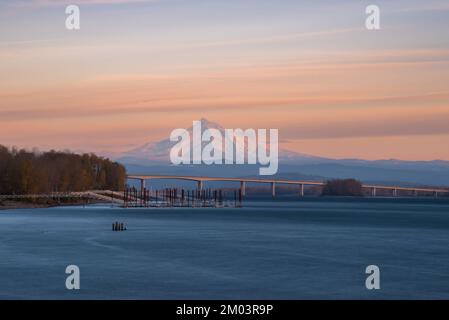 Mt Hood, Oregon, bei Sonnenuntergang über der Glenn Jackson Bridge und dem Columbia River, von Vancouver Washington im pazifischen Nordwesten der USA aus zu sehen Stockfoto