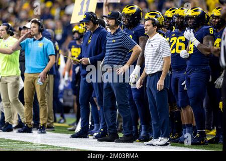 Indianapolis, Indiana, USA. 03.. Dezember 2022. Michigan Cheftrainer Jim Harbaugh an der Seitenlinie während der NCAA-Football-Action zwischen den Purdue Boilermakers und den Michigan Wolverines im Lucas Oil Stadium in Indianapolis, Indiana. John Mersits/CSM/Alamy Live News Stockfoto