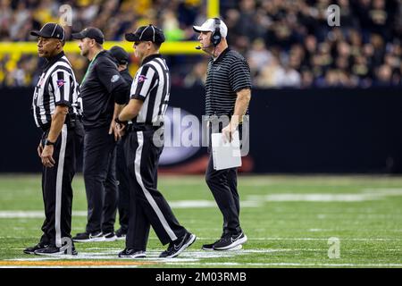 Indianapolis, Indiana, USA. 03.. Dezember 2022. Purdue Cheftrainer Jeff Brohm auf dem Spielfeld während der NCAA-Football-Action zwischen den Purdue Boilermakers und den Michigan Wolverines im Lucas Oil Stadium in Indianapolis, Indiana. John Mersits/CSM/Alamy Live News Stockfoto