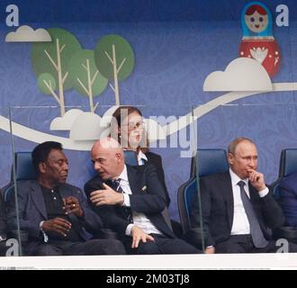 St. PETERSBURG, RUSSLAND, Ergebnis 2:0 - 17.06.2017: RUSSLAND gegen NEUSEELAND – ehemaliger Spieler Pele und Gianni Infantino, Präsident der FIFA, sind auf den Tribünen neben dem russischen Präsidenten Wladimir Putin während des Spiels Russland-Neuseeland zu sehen, das für die erste Runde des Confederations Cup 2017 am Samstag (17) im Krestovsky-Stadion in St. gilt Petersburg, in Russland, Copyright, Marcelo Machado de Melo/Fotoarena/ATP Images Credit: SPP Sport Press Photo. Alamy Live News Stockfoto