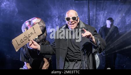 Hamburg, Deutschland. 02.. Dezember 2022. Schauspieler Bernd Grawert tritt bei der Fotoprobe von „der Wij“ auf. Die Premiere des Stücks von Bohdan Pankrukhin und Kirill Serebrennikov fand am 03.12.2022 in der Thalia in der Gaussstraße statt. Kredit: Markus Scholz/dpa/Alamy Live News Stockfoto