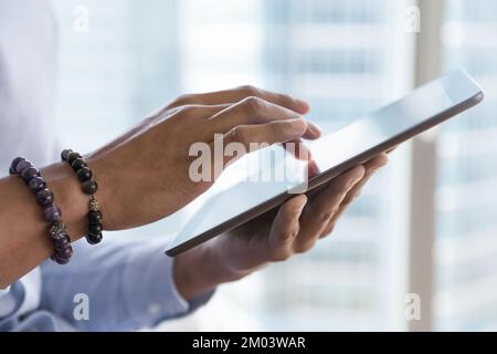 Dunkelhäutiger Geschäftsmann mit Online-App, virtuellem Service Stockfoto