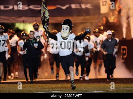 Indianapolis, Usa. 03.. Dezember 2022. Purdue Boilermakers Maskottchen Purdue Pete führt das Team auf das Feld für sein Spiel gegen die Michigan Wolverines im Big Ten Championship Game in Indianapolis, Indiana, am Samstag, den 3. Dezember 2022. Foto: Aaron Josefczyk/UPI Credit: UPI/Alamy Live News Stockfoto