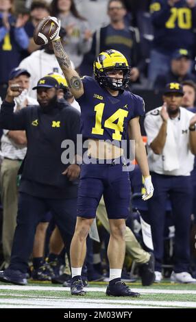 Indianapolis, Usa. 03.. Dezember 2022. Michigan Wolverines Roman Wilson (14) signalisiert als erstes Abstürzen, nachdem er im ersten Quartal des Big Ten Championship-Spiels am Samstag, den 3. Dezember 2022, in Indianapolis, Indiana, gegen die Purdue Boilermakers gefischt hat. Foto: Aaron Josefczyk/UPI Credit: UPI/Alamy Live News Stockfoto