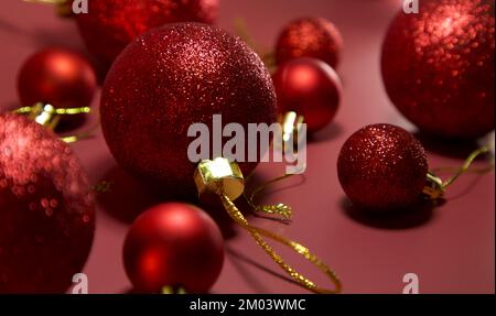 Weihnachtskugeln, Kugeln isoliert auf rotem Hintergrund. Weihnachtsdekoration. Flach verlegt. Speicherplatz kopieren. Draufsicht. Stockfoto