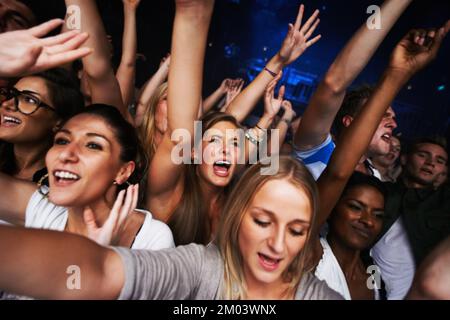 Publikum, Konzert-Selfie und Musikfestival mit Fans, die Spaß haben, das Publikum jubelt bei der Live-Band-Performance in Los Angeles. Musik, Energie und Stockfoto