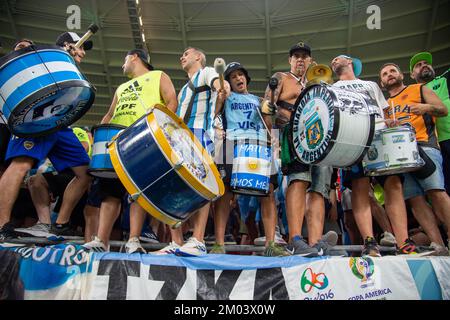 Ar Rayyan, Katar. 03.. Dezember 2022. Die argentinischen Fans während des Spiels der FIFA-Weltmeisterschaft Katar 2022 Runde 16 zwischen Argentinien und Australien im Ahmad bin Ali Stadium in Ar-Rayyan, Katar am 3. Dezember 2022 (Foto: Andrew Surma/Credit: SIPA USA/Alamy Live News Stockfoto