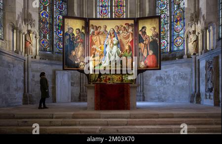 PRODUKTION - 30. November 2022, Sachsen-Anhalt, Naumburg: Bilder der Apostel Philip, Jakob der Jüngere mit Bischof Philip von Wittelsbach (linker Flügel) und Apostel Jakob der Ältere, Heilige Maria Magdalena mit Bischof III. Von Schönberg (rechter Flügel) Von Lucas Cranach kann der Ältere auf dem Altar von Maria im Westchor der Kathedrale in Naumburg gesehen werden. Der Leipziger Maler Michael Triegel hatte das von Lukas Cranach dem Ältesten im Jahr 1519 geschaffene Kirchengemälde fertiggestellt und den zentralen Abschnitt nachgebildet. Die Lage des Altarstücks im Westchor zwischen den berühmten Spenderfiguren ist umstritten. Im Stockfoto