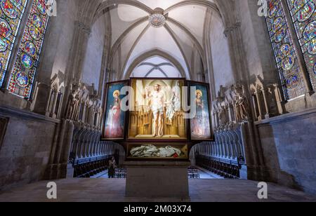 PRODUKTION - 30. November 2022, Sachsen-Anhalt, Naumburg: Bilder von St. Catherine (l) und St. Barbara (r) von Lucas Cranach der Ältere kann man auf dem Altar von Maria im westlichen Chor der Kathedrale in Naumburg sehen. Der Leipziger Maler Michael Triegel hatte das von Lukas Cranach dem Ältesten im Jahr 1519 geschaffene Kirchengemälde fertiggestellt und den zentralen Abschnitt nachgebildet. Die Lage des Altarstücks im Westchor zwischen den berühmten Spenderfiguren ist umstritten. Nach Ansicht von Experten des Weltrats für Denkmäler Icomos beeinträchtigt das Kunstwerk die „extrem sensiblen visuellen Beziehungen in der Stockfoto