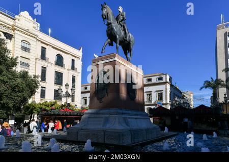 Cordoba, Spanien - 28. November 2021: Tendillas Square im Herzen von Cordoba. Statue von Gonzalo Fernandez de Cordoba (1453-1515), bekannt als „großer Kapitän“. Korr Stockfoto