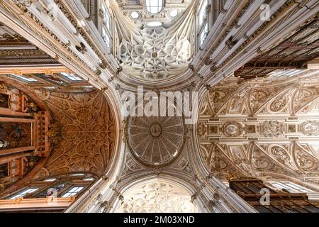 Cordoba, Spanien - 28. November 2021: Kathedrale Moschee von Cordoba, Spanien. Die große Moschee von Cordoba ist eines der ältesten Bauwerke, die noch immer von der entfernt stehen Stockfoto