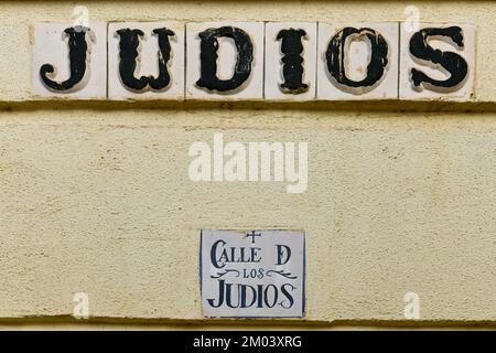 Ein Straßenschild am Eingang des jüdischen Viertels in Cordoba, Spanien, mit der Inschrift „Straße der Juden“. Stockfoto