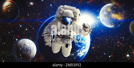 Astronaut-Raumfahrer, der für die Raumstation im Weltraum arbeitet. Elemente dieses Bildes, bereitgestellt von NASA-Weltraum-Astronauten-Fotos. Stockfoto