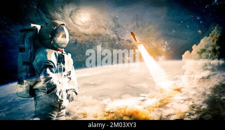 Astronaut-Raumfahrer, der für die Raumstation im Weltraum arbeitet. Elemente dieses Bildes, bereitgestellt von NASA-Weltraum-Astronauten-Fotos. Stockfoto