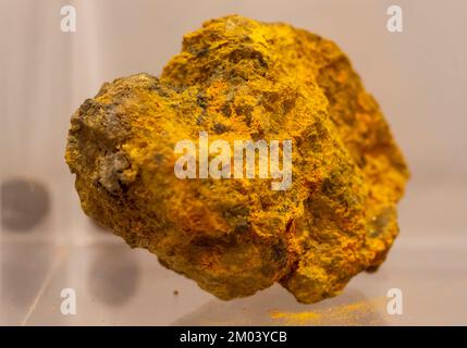 Orange Realgar und Orpiment Sammelstein auf dem Display (selektiver Fokus). Stockfoto