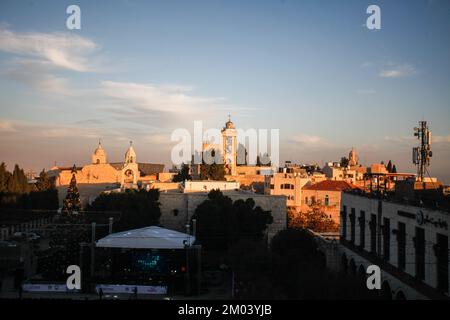 Bethlehem, Palästina. 03.. Dezember 2022. Blick auf die Geburtskirche während der Vorbereitungen zur Weihnachtsbaumbeleuchtung auf dem Manger Square in Bethlehem im Westjordanland. Kredit: SOPA Images Limited/Alamy Live News Stockfoto