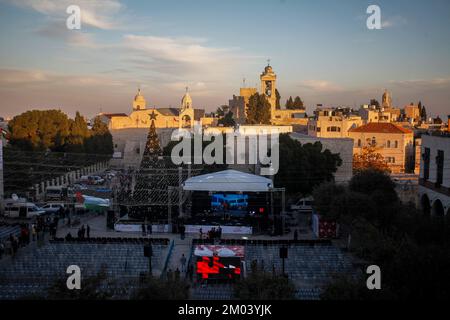 Bethlehem, Palästina. 03.. Dezember 2022. Blick auf die Geburtskirche während der Vorbereitungen zur Weihnachtsbaumbeleuchtung auf dem Manger Square in Bethlehem im Westjordanland. Kredit: SOPA Images Limited/Alamy Live News Stockfoto