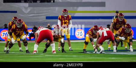 Allegiant-Stadion. 02.. Dezember 2022. NV USA Der USC-Quarterback Caleb Williams (13) beginnt das Spiel während des NCAA Pac 12-Fußballmeisterschaftsspiels zwischen den USC Trojanern und den Utah Utes. Utah schlug die USC 47-24 im Allegiant Stadium. Thurman James/CSM/Alamy Live News Stockfoto