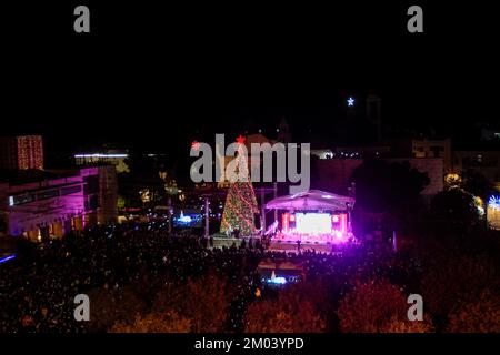 Bethlehem, Palästina. 03.. Dezember 2022. Ein Blick auf den Weihnachtsbaum, nachdem er auf dem Krippenplatz in der Nähe der Geburtskirche im Westjordanland beleuchtet wurde. (Foto von Nasser Ishtayeh/SOPA Images/Sipa USA) Guthaben: SIPA USA/Alamy Live News Stockfoto