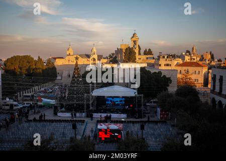 Bethlehem, Palästina. 03.. Dezember 2022. Blick auf die Geburtskirche während der Vorbereitungen zur Weihnachtsbaumbeleuchtung auf dem Manger Square in Bethlehem im Westjordanland. (Foto von Nasser Ishtayeh/SOPA Images/Sipa USA) Guthaben: SIPA USA/Alamy Live News Stockfoto