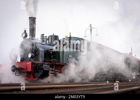 Bruchhausen Vilsen, Deutschland. 26.. November 2022. Eine Lokomotive der Museumseisenbahn steht im Bezirk Diepholz. Insa Drechsler-Konukiewitz aus Bremen ist eine von wenigen Dampflokomotivinnen. Sie schult auch Nachwuchskräfte auf der Museumsschiene in Bruchhausen-Vilsen. Kredit: Moritz Frankenberg/dpa/Alamy Live News Stockfoto