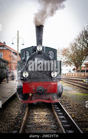 Bruchhausen Vilsen, Deutschland. 26.. November 2022. Eine Lokomotive der Museumseisenbahn steht im Bezirk Diepholz. Insa Drechsler-Konukiewitz aus Bremen ist eine von wenigen Dampflokomotivinnen. Sie schult auch Nachwuchskräfte auf der Museumsschiene in Bruchhausen-Vilsen. Kredit: Moritz Frankenberg/dpa/Alamy Live News Stockfoto