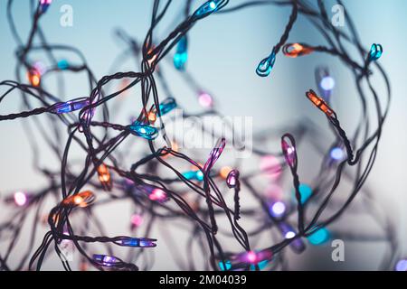 Weihnachtsstimmung. Leuchtendes Festoon und milde goldene Lichter. Hintergrundinformationen Zu Weihnachten. Neujahrsparty. Moderner Feiertagshintergrund Stockfoto