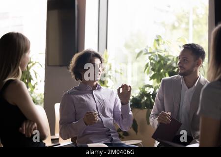 Junge und ehrgeizige Verhandlungsexperten versammelten sich im Amt Stockfoto