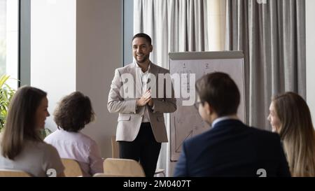 Der Business Trainer präsentiert den Kunden das Flipchart Stockfoto