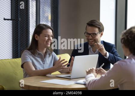 Freundliche Kollegen, die während der Einweisung im Büro lachen Stockfoto