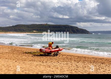 Freiwilliger Surf Rettungsschwimmer, der den Motorstart an Bord des Zodiac Dingy Bootes zieht, Palm Beach, Sydney, Australien Stockfoto