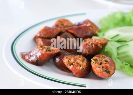 Wurst oder nordthailändische Wurst, Wurst oder scharfe Wurst und Gemüse Stockfoto