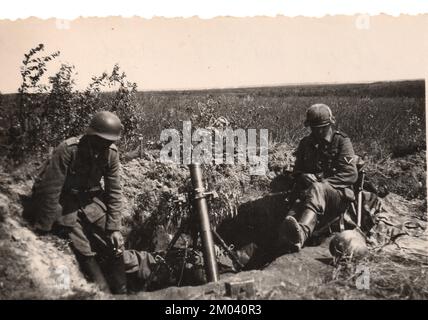 Deutsche Armee 8cm. Die Mörsercrew ruht 1941 in ihrer Mörsersiedlung an der russischen Front Stockfoto