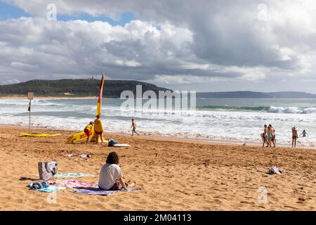 Palm Beach Sydney freiwilliges Surf Rescue Team und Leute entspannen am Strand im Sommer 2022, NSW, Australien Stockfoto