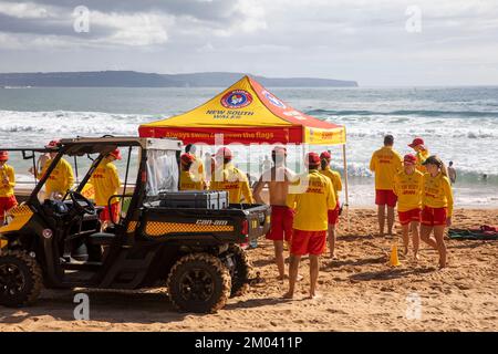 Surf Rescue Patrol, Freiwillige Rettungsschwimmer Surf Rescue Team vom Palm Beach Surf Club Patrol Palm Beach an einem Sommertag, Sydney, NSW, Australien Stockfoto