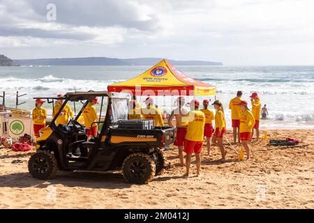 Surf Rescue Patrol, Freiwillige Rettungsschwimmer Surf Rescue Team vom Palm Beach Surf Club Patrol Palm Beach an einem Sommertag, Sydney, NSW, Australien Stockfoto