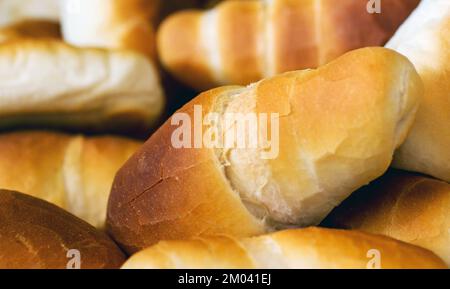 Die köstlichste Essensgruppe von allen. Nahaufnahme eines Haufens frisch gebackener Brötchen. Stockfoto